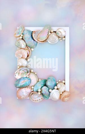 Cadre abstrait de coquille et de perle sur fond de ciel arc-en-ciel avec collection de coquilles de nacre. Design estival naturel, plage et bord de mer Banque D'Images