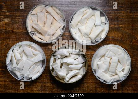 Dresde, Allemagne. 03 mai 2024. Les sachets de nicotine sans tabac reposent dans des boîtes sur une table. Crédit : Robert Michael/dpa/Alamy Live News Banque D'Images