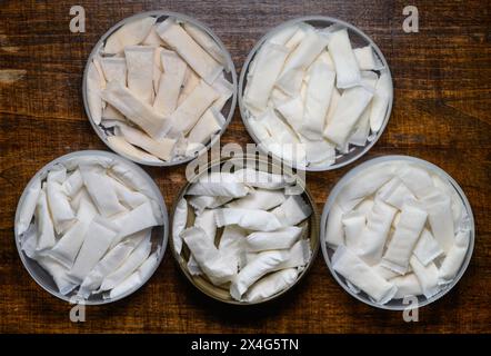 Dresde, Allemagne. 03 mai 2024. Les sachets de nicotine sans tabac reposent dans des boîtes sur une table. Crédit : Robert Michael/dpa/Alamy Live News Banque D'Images