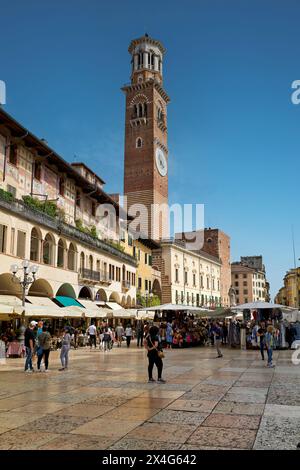 Vérone Veneto Italie. Torre dei Lamberti sur la Piazza delle Erbe (place du marché) Banque D'Images