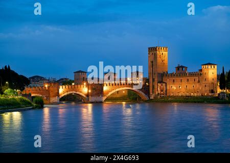 Vérone Veneto Italie. Pont Castelvecchio au crépuscule Banque D'Images