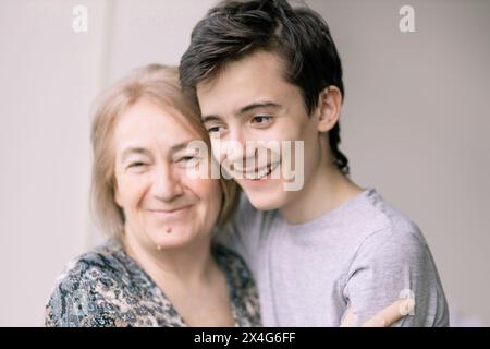 Femme âgée avec son petit-fils s'amusant Banque D'Images