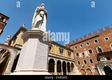 Vérone Veneto Italie. Piazza dei Signori avec le monument à Dante Banque D'Images