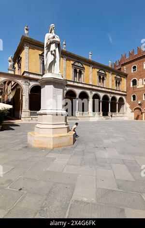 Vérone Veneto Italie. Piazza dei Signori avec le monument à Dante Banque D'Images