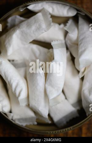 Dresde, Allemagne. 03 mai 2024. Les sachets de nicotine sans tabac reposent dans une boîte sur une table. Crédit : Robert Michael/dpa/Alamy Live News Banque D'Images