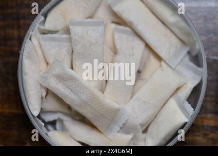 Dresde, Allemagne. 03 mai 2024. Les sachets de nicotine sans tabac reposent dans une boîte sur une table. Crédit : Robert Michael/dpa/Alamy Live News Banque D'Images