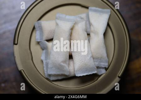 Dresde, Allemagne. 03 mai 2024. Les sachets de nicotine sans tabac reposent dans une boîte sur une table. Crédit : Robert Michael/dpa/Alamy Live News Banque D'Images