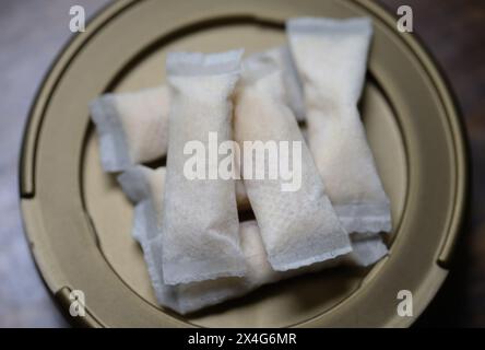 Dresde, Allemagne. 03 mai 2024. Les sachets de nicotine sans tabac reposent dans une boîte sur une table. Crédit : Robert Michael/dpa/Alamy Live News Banque D'Images