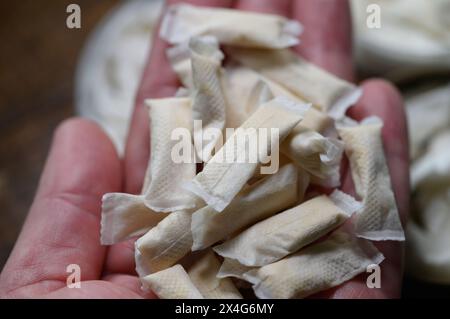 Dresde, Allemagne. 03 mai 2024. Les sachets de nicotine sans tabac sont dans une main. Crédit : Robert Michael/dpa/Alamy Live News Banque D'Images