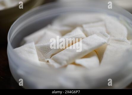 Dresde, Allemagne. 03 mai 2024. Les sachets de nicotine sans tabac reposent dans une boîte sur une table. Crédit : Robert Michael/dpa/Alamy Live News Banque D'Images