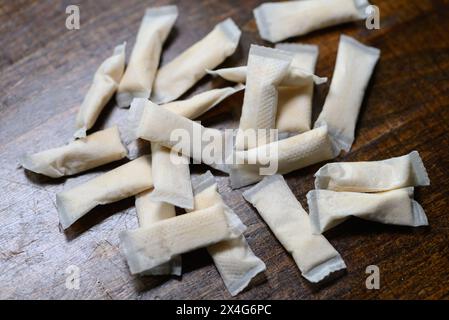 Dresde, Allemagne. 03 mai 2024. Les poches de nicotine sans tabac reposent sur une table. Crédit : Robert Michael/dpa/Alamy Live News Banque D'Images