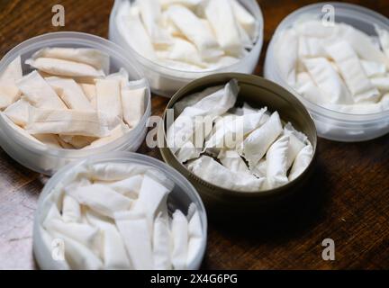 Dresde, Allemagne. 03 mai 2024. Les sachets de nicotine sans tabac reposent dans des boîtes sur une table. Crédit : Robert Michael/dpa/Alamy Live News Banque D'Images