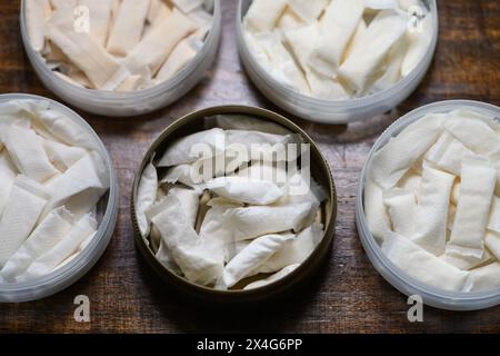 Dresde, Allemagne. 03 mai 2024. Les sachets de nicotine sans tabac reposent dans des boîtes sur une table. Crédit : Robert Michael/dpa/Alamy Live News Banque D'Images