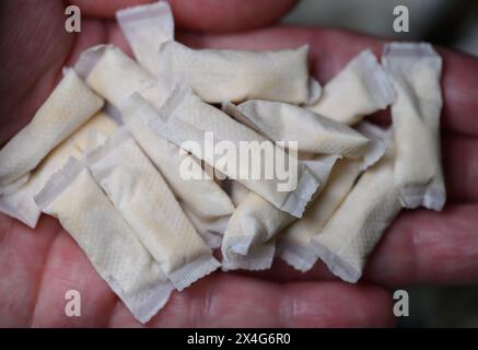 Dresde, Allemagne. 03 mai 2024. Les sachets de nicotine sans tabac sont dans une main. Crédit : Robert Michael/dpa/Alamy Live News Banque D'Images