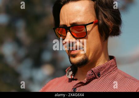 Portrait of man with beard wearing sunglasses Banque D'Images