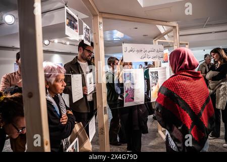 Londres, Angleterre, Royaume-Uni. 2 mai 2024. Londres, Royaume-Uni, 3 mai 2024. L’ouverture de l’exposition We Are Not Numbers présentant des œuvres d’artistes et de conteurs palestiniens regorge de gens. WANN est une organisation palestinienne à but non lucratif qui développe des projets participatifs dans la bande de Gaza. Chaque jeune auteur a été encadré par des écrivains internationaux expérimentés pour montrer des histoires de la vie réelle des Palestiniens sans l'intermédiaire de médias étrangers. (Crédit image : © Sabrina Merolla/ZUMA Press Wire) USAGE ÉDITORIAL SEULEMENT! Non destiné à UN USAGE commercial ! Banque D'Images