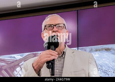 Londres, Angleterre, Royaume-Uni. 2 mai 2024. Londres, Royaume-Uni, 3 mai 2024. Discours de Jeremy Corbyn à l'ouverture de l'exposition We Are Not Numbers. Il présente des œuvres d’artistes et de conteurs palestiniens encadrés par WANN, une association palestinienne à but non lucratif qui développe des projets participatifs dans la bande de Gaza. WANN veut montrer les histoires de la vie réelle des Palestiniens derrière les statistiques des médias. Chaque jeune auteur a été encadré par des écrivains internationaux expérimentés. (Crédit image : © Sabrina Merolla/ZUMA Press Wire) USAGE ÉDITORIAL SEULEMENT! Non destiné à UN USAGE commercial ! Banque D'Images