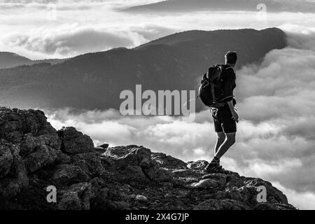 Randonneur se tient au sommet de la montagne, Appalachian Trail, Maine Banque D'Images