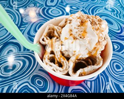 Affichage coloré de glace roulée avec sirop de caramel Banque D'Images