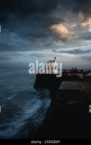 Bureau de pilotage d'Arbroath et phare de signalisation, port d'Arbroath, Angus Écosse Banque D'Images