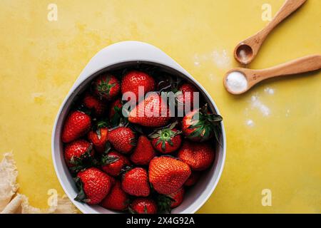 Fraises brillantes nettoyées avec de l'eau et du bicarbonate de soude Banque D'Images