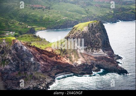 Vue aérienne d'une falaise hawaïenne embrassant une crique tranquille Banque D'Images