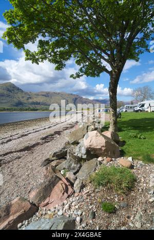 Vue à l'ouest sur le Loch Linnhe jusqu'à la péninsule d'Ardgour, depuis le camping club Onich Caravan. Près de Fort William, Écosse, Royaume-Uni Banque D'Images