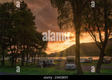 Vue ouest sur le Loch Linnhe, à Ardgour, depuis le camping club Onich Caravan. Coucher de soleil. Près de Fort William, Écosse, Royaume-Uni Banque D'Images