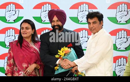 NEW DELHI, INDE - AVRIL 30 : le chef du Congrès Devender Yadav (à droite) avec le chef du parti nouvellement rejoint et ancien policier du Pendjab ADGP Gurinder Singh Dhillon avec sa femme au bureau de l'AICC, le 30 avril 2024 à New Delhi, en Inde. Le 30 avril, le Congrès a nommé l'ancien député Devender Yadav président par intérim de son unité de Delhi, deux jours après la démission d'Arvinder Singh Lovely de son poste alors qu'il critiquait l'alliance avec le parti AAM Aadmi (AAP) et les déclarations des candidats du parti dans la capitale nationale. (Photo de Arvind Yadav/Hindustan Times/Sipa USA ) Banque D'Images