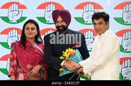 NEW DELHI, INDE - AVRIL 30 : le chef du Congrès Devender Yadav (à droite) avec le chef du parti nouvellement rejoint et ancien policier du Pendjab ADGP Gurinder Singh Dhillon avec sa femme au bureau de l'AICC, le 30 avril 2024 à New Delhi, en Inde. Le 30 avril, le Congrès a nommé l'ancien député Devender Yadav président par intérim de son unité de Delhi, deux jours après la démission d'Arvinder Singh Lovely de son poste alors qu'il critiquait l'alliance avec le parti AAM Aadmi (AAP) et les déclarations des candidats du parti dans la capitale nationale. (Photo de Arvind Yadav/Hindustan Times/Sipa USA ) Banque D'Images