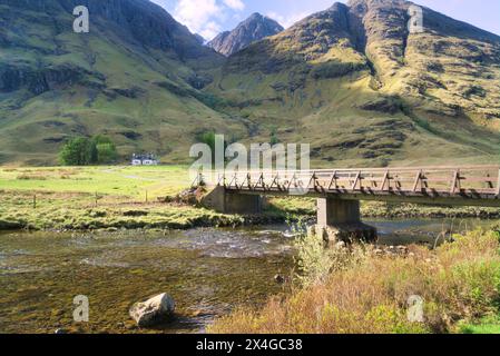 Vue vers le sud au-dessus de la rivière Coe à l'extrémité ouest du Loch Achtriochtan dans le centre de Glencoe, près de Fort William, Highlands, Écosse, Royaume-Uni Banque D'Images