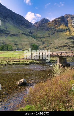 Vue vers le sud au-dessus de la rivière Coe à l'extrémité ouest du Loch Achtriochtan dans le centre de Glencoe, près de Fort William, Highlands, Écosse, Royaume-Uni Banque D'Images