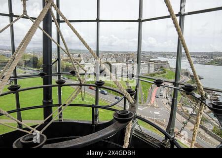 Vue du sommet de la Tour Smeaton à Plymouth avec les candélabres à l'avant et une vue sur la Citadelle Royale et l'Association biologique marine Thr Banque D'Images