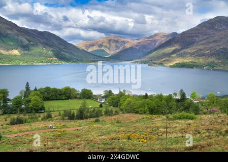 En regardant vers le nord au-dessus du Loch Duich du sommet du col de Ratagan, jusqu'au pont de Shiel, aux « cinq soeurs » et à Morvich. North West Highlands, Écosse, Royaume-Uni Banque D'Images