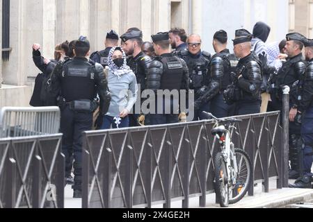 Paris, France. 03 mai 2024. © PHOTOPQR/LE PARISIEN/Olivier Lejeune ; Paris ; 03/05/2024 ; Paris le 3 mai 2024, EVACUATION de l'Institut d'études politiques (Sciences po Paris) occupé par des étudiants, pour exprimer leur soutien aux Palestiniens. Paris, France, le 3 mai 2024 évacuation de l’Institut d’études politiques (Sciences po Paris) occupé par des étudiants, pour exprimer leur soutien aux Palestiniens. Crédit : MAXPPP/Alamy Live News Banque D'Images