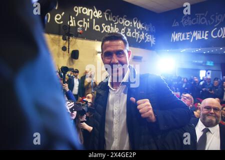 Naples, Italie. 02 mai 2024. Le général de l'armée italienne Roberto Vannacci, candidat aux prochaines élections européennes avec Lega, le parti italien de droite présente son livre 'il Mondo al contrario', l'événement contesté par les antagonistes des mouvements, parce que son livre a jugé raciste et anti LGBTQ-plus. (Photo de Pasquale Gargano/Pacific Press) crédit : Pacific Press Media production Corp./Alamy Live News Banque D'Images