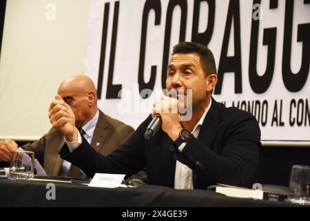 Naples, Italie. 02 mai 2024. Le général de l'armée italienne Roberto Vannacci, candidat aux prochaines élections européennes avec Lega, le parti italien de droite présente son livre 'il Mondo al contrario', l'événement contesté par les antagonistes des mouvements, parce que son livre a jugé raciste et anti LGBTQ-plus. (Photo de Pasquale Gargano/Pacific Press) crédit : Pacific Press Media production Corp./Alamy Live News Banque D'Images