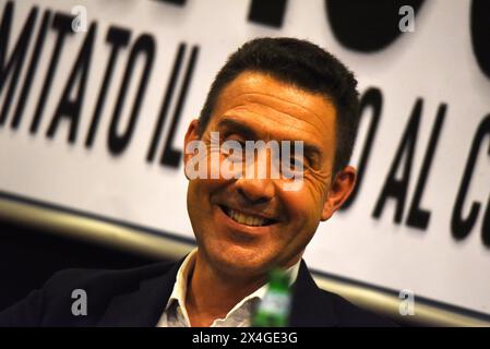 Naples, Italie. 02 mai 2024. Le général de l'armée italienne Roberto Vannacci, candidat aux prochaines élections européennes avec Lega, le parti italien de droite présente son livre 'il Mondo al contrario', l'événement contesté par les antagonistes des mouvements, parce que son livre a jugé raciste et anti LGBTQ-plus. (Photo de Pasquale Gargano/Pacific Press) crédit : Pacific Press Media production Corp./Alamy Live News Banque D'Images