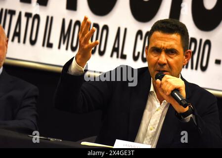 Naples, Italie. 02 mai 2024. Le général de l'armée italienne Roberto Vannacci, candidat aux prochaines élections européennes avec Lega, le parti italien de droite présente son livre 'il Mondo al contrario', l'événement contesté par les antagonistes des mouvements, parce que son livre a jugé raciste et anti LGBTQ-plus. (Photo de Pasquale Gargano/Pacific Press) crédit : Pacific Press Media production Corp./Alamy Live News Banque D'Images