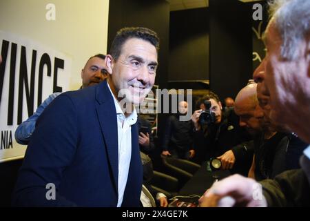 Naples, Campanie, Italie. 2 mai 2024. Le général de l'armée italienne Roberto Vannacci, candidat aux prochaines élections européennes avec Lega, le parti italien de droite présente son livre ''il Mondo al contrario'', l'événement contesté par les antagonistes des mouvements, car son livre a jugé raciste et anti LGBTQ-plus. (Crédit image : © Pasquale Gargano/Pacific Press via ZUMA Press Wire) USAGE ÉDITORIAL SEULEMENT! Non destiné à UN USAGE commercial ! Banque D'Images