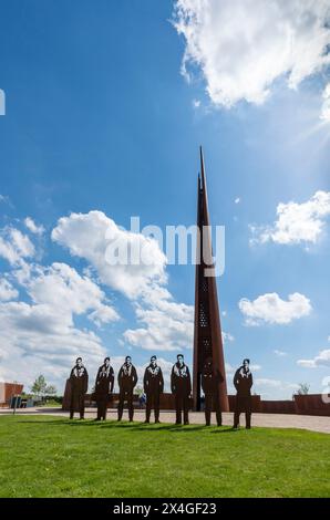 Des figures découpées d'aviateurs se tenaient devant la flèche commémorative, International Bomber Command Centre, Lincoln City, Lincolnshire, Angleterre, Royaume-Uni Banque D'Images