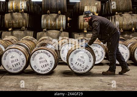 Distillerie de whisky Bruichladdich wearhouse Isle of Islay dans les Hébrides intérieures d'Écosse. Banque D'Images