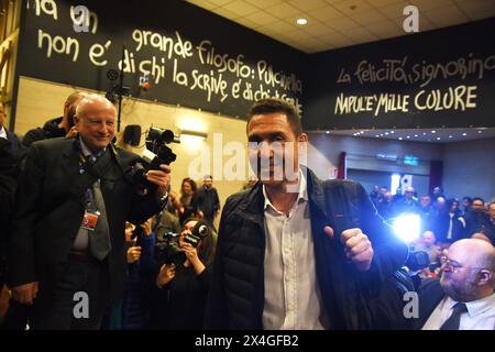 Naples, Campanie, Italie. 2 mai 2024. Le général de l'armée italienne Roberto Vannacci, candidat aux prochaines élections européennes avec Lega, le parti italien de droite présente son livre ''il Mondo al contrario'', l'événement contesté par les antagonistes des mouvements, car son livre a jugé raciste et anti LGBTQ-plus. (Crédit image : © Pasquale Gargano/Pacific Press via ZUMA Press Wire) USAGE ÉDITORIAL SEULEMENT! Non destiné à UN USAGE commercial ! Banque D'Images