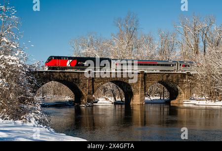 Train ferroviaire CT sur le pont ferroviaire de Farmington River   Windsor, Connecticut, États-Unis Banque D'Images