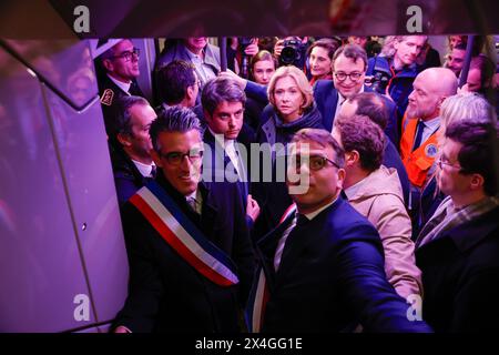 © PHOTOPQR/LE PARISIEN/Olivier Corsan ; la Défense ; 03/05/2024 ; la Défense, France, le 3 mai 2024. Gabriel Attal, premier ministre, Valérie Pécresse, présidente de la région Ile-de-France, Anne Hidalgo, maire de Paris ont inauguré la nouvelle station de RER E de la Grande Arche - la Défense. Photo LP/Olivier Corsan la Défense, Paris-banlieue, France, 3 mai 2024 inauguration d'Eole par le premier ministre : porte Maillot, nouveau carrefour dans l'ouest de l'Île-de-France. Après des années de travaux, Eole, l’extension RER E, ouvre au public le lundi 6 mai. Les voyageurs découvriront trois impres Banque D'Images