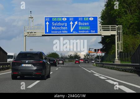 Österreich, Autobahn A12 BEI Innsbruck in Fahrtrichtung München, Salzburg, Abzweigung zur A13 Brenner, Bozen *** Autriche, autoroute A12 près d'Innsbruck en direction de Munich, Salzbourg, jonction A13 Brenner, Bolzano Banque D'Images