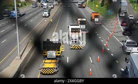 NORWALK, CT, USA- 2 MAI 2024 : trafic sur la I 95 un incendie de tracteur-remorque a fermé les deux côtés de la I-95 à Norwalk entre les sorties 14 et 15 Banque D'Images