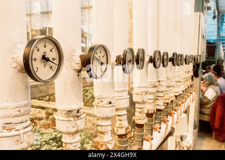Islande du Sud-2 mars 2023 : tuyaux de chauffage géothermique à Fridheimar - serre de ferme de tomates conviviale et restaurant Banque D'Images