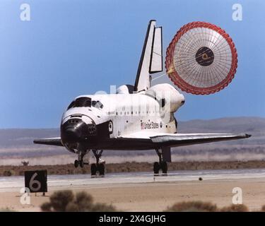 La goulotte d'entraînement de la navette spatiale Endeavour se déploie pour ralentir l'orbiteur alors qu'il roule sur la piste 22 à la base aérienne d'Edwards à la fin de sa mission STS-111 de 14 jours à destination de la Station spatiale internationale. 2002 Banque D'Images