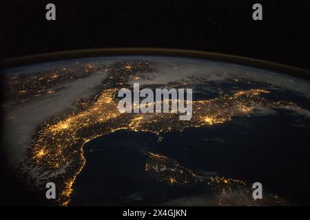 Vue aérienne de nuit de l'Italie prise de l'espace Banque D'Images